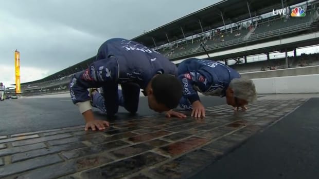 Tyrese Haliburton kisses bricks with Andretti